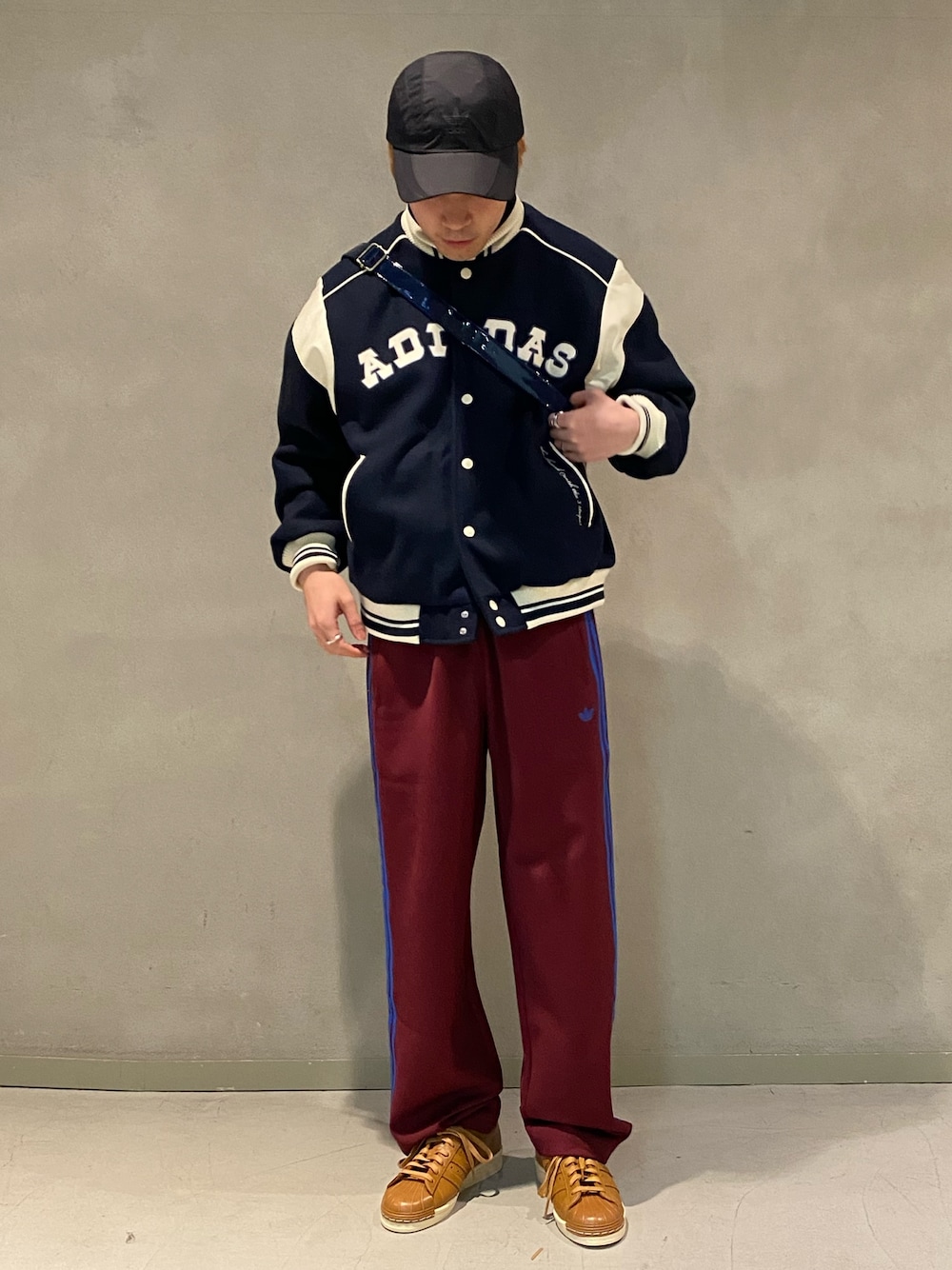 「スニーカー、アウター、ショルダーバッグ、adidas、アディダス、トラックパンツ、adidas originals、ボンバージャケット、アディダスオリジナルス、スーパースター」｜「adidasのBB TRACKPANT / ジャージ / アディダスオリジナルス adidas Originals（その他パンツ、レッド系）」を使った、Sotaさん（メンズ・167cm）の秋コーディネートの1枚目の写真