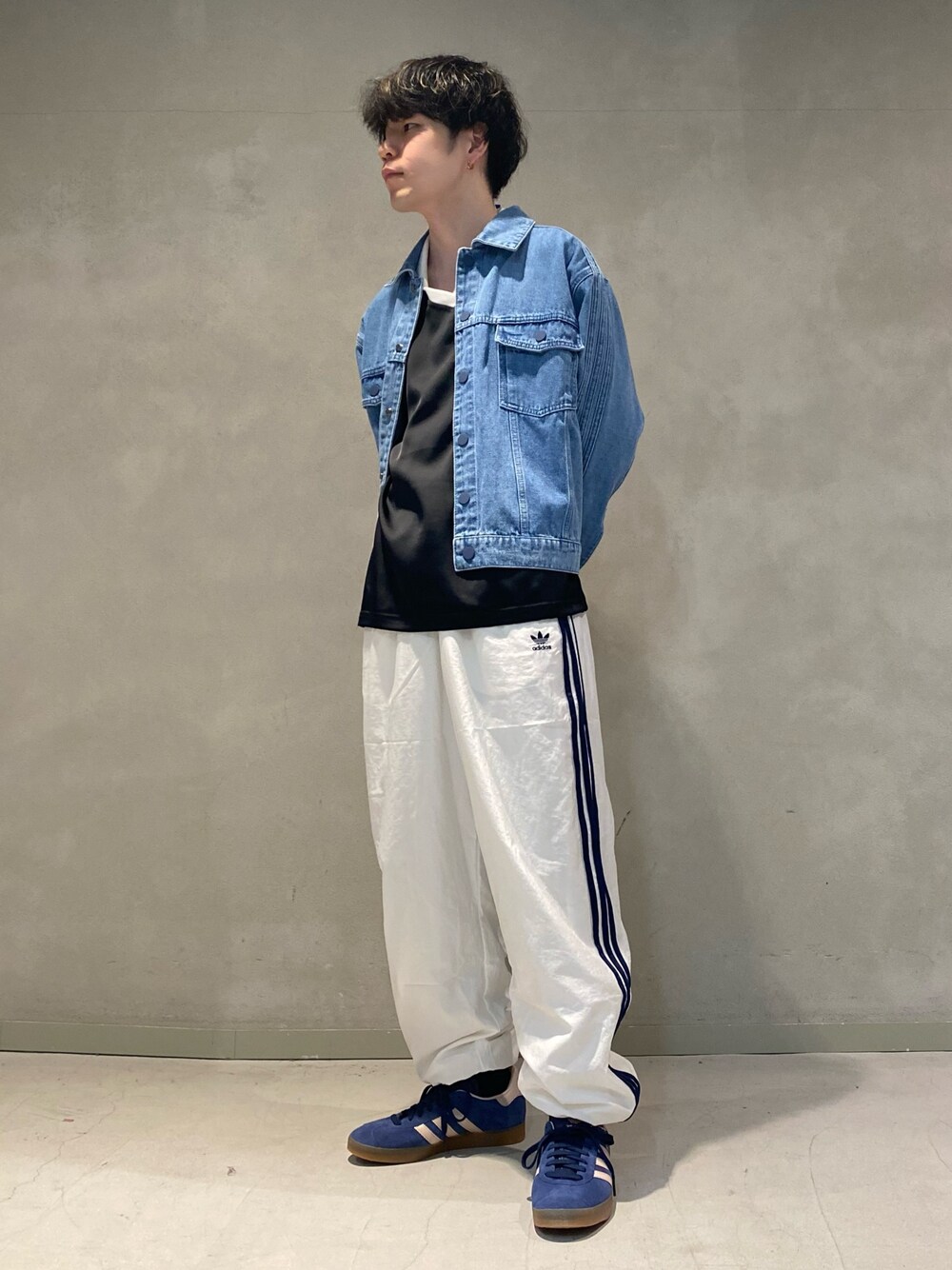 「スニーカー、デニムジャケット、adidas、ジャージ、アディダス、バルーンパンツ、adidas originals、アディダスオリジナルス、ガゼル、クセニア・シュナイダー」｜「adidasのウーブン バルーンパンツ / アディダスオリジナルス adidas Originals（その他パンツ、ホワイト系）」を使った、Sotaさん（メンズ・168cm）の春コーディネートの1枚目の写真