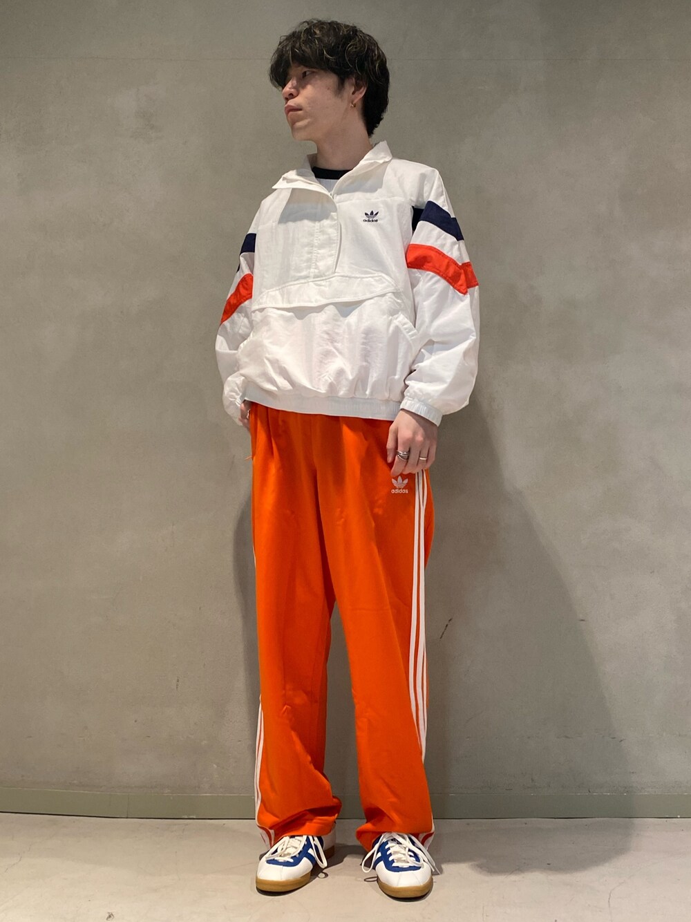 「スニーカー、ジャケット、adidas、アディダス、ロンドン、トラックパンツ、adidas originals、アディダスオリジナルス、ウインドブレーカー、アディカラー」｜「adidasのアディカラー クラシックス ファイヤーバード トラックパンツ（ジャージ） / アディダスオリジナルス adidas Originals（スウェットパンツ、オレンジ系）」を使った、Sotaさん（メンズ・168cm）の春コーディネートの1枚目の写真