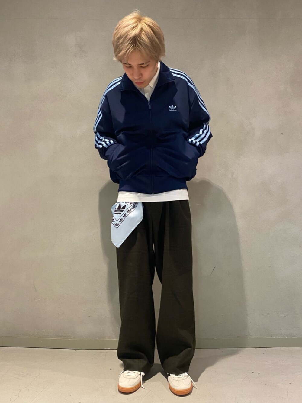 「スニーカー、adidas、ジャージ、アディダス、adidas originals、トラックジャケット、トラックトップ、アディカラー、ハンドボールスペツィアル」｜「adidasのハンドボール スペツィアル / Handball Spezial / アディダスオリジナルス adidas Originals（スニーカー、ベージュ系）」を使った、Sotaさん（メンズ・167cm）の冬コーディネートの1枚目の写真