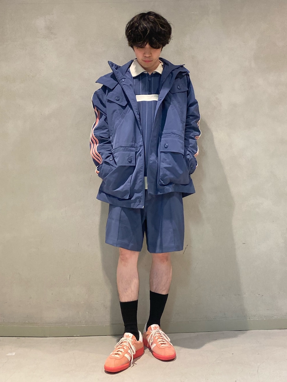 ブルー系のスウェット、ブルー系のナイロンジャケット、ブルー系のその他パンツを着用したメンズの春コーディネートの1枚目の写真