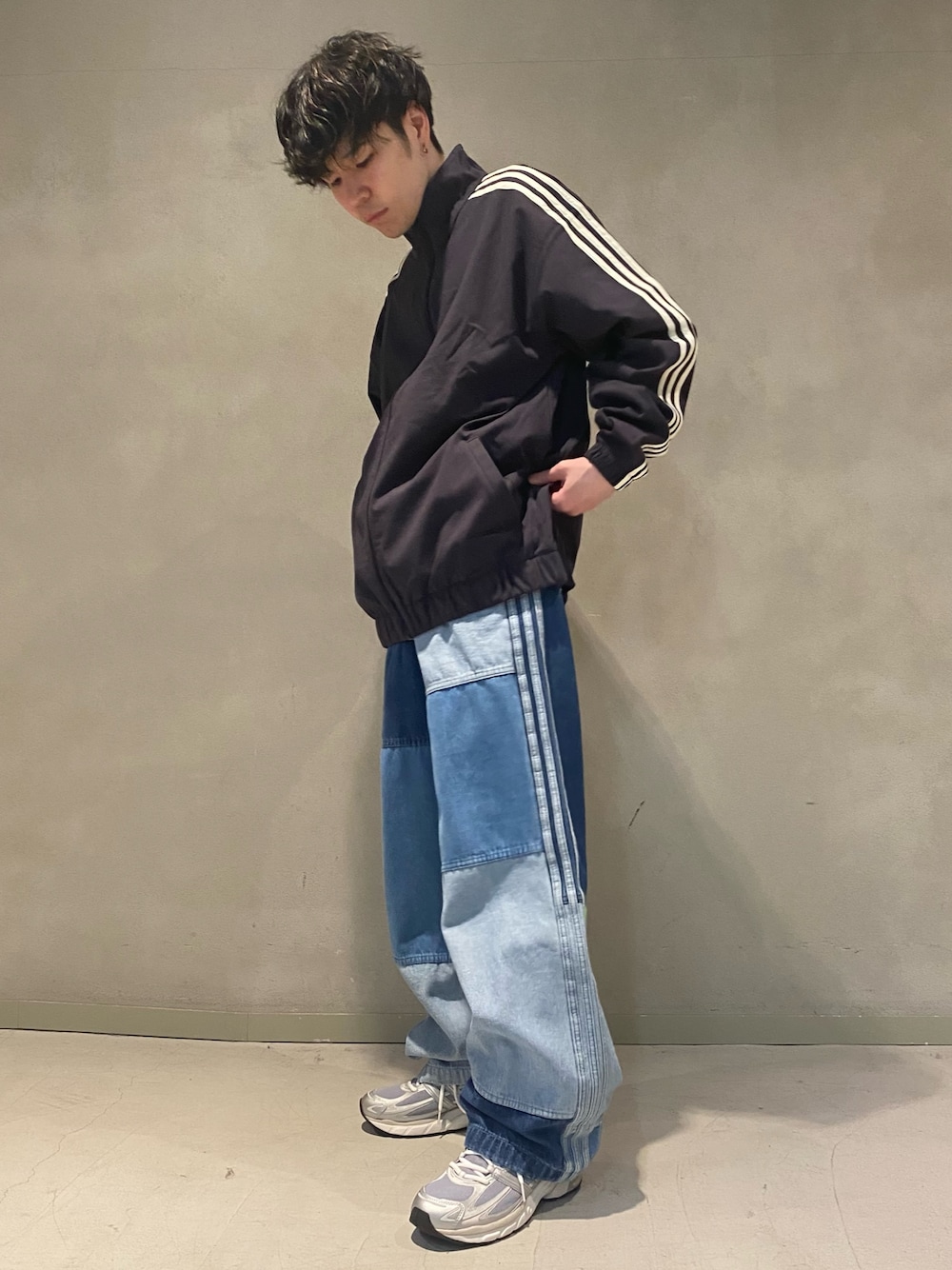 「スニーカー、デニム、adidas、ジャージ、アディダス、adidas originals、トラックジャケット、スケートボーディング、クセニア・シュナイダー、アディスター」｜「adidasのスケートボーディング ファイヤーバード トラックジャケット（ジェンダーニュートラル） / アディダスオリジナルス adidas Originals（ナイロンジャケット、ブラック系）」を使った、Sotaさん（メンズ・168cm）の春コーディネートの1枚目の写真