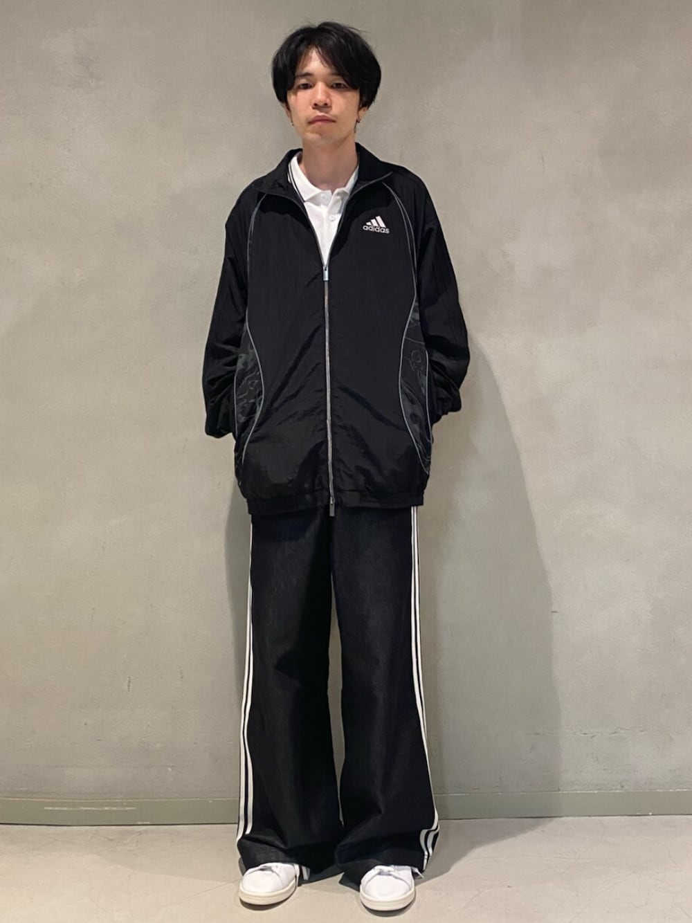 「アディレニウム、デニム、adidas、adidas originals、アディダス、アディダスオリジナルス、スニーカー、アディカラー」｜「adidasのAdilenium シーズン 4 チームガイスト バギー シャイン デニム パンツ（パンツ、ブラック系）」を使った、Sotaさん（メンズ・167cm）の夏コーディネートの1枚目の写真