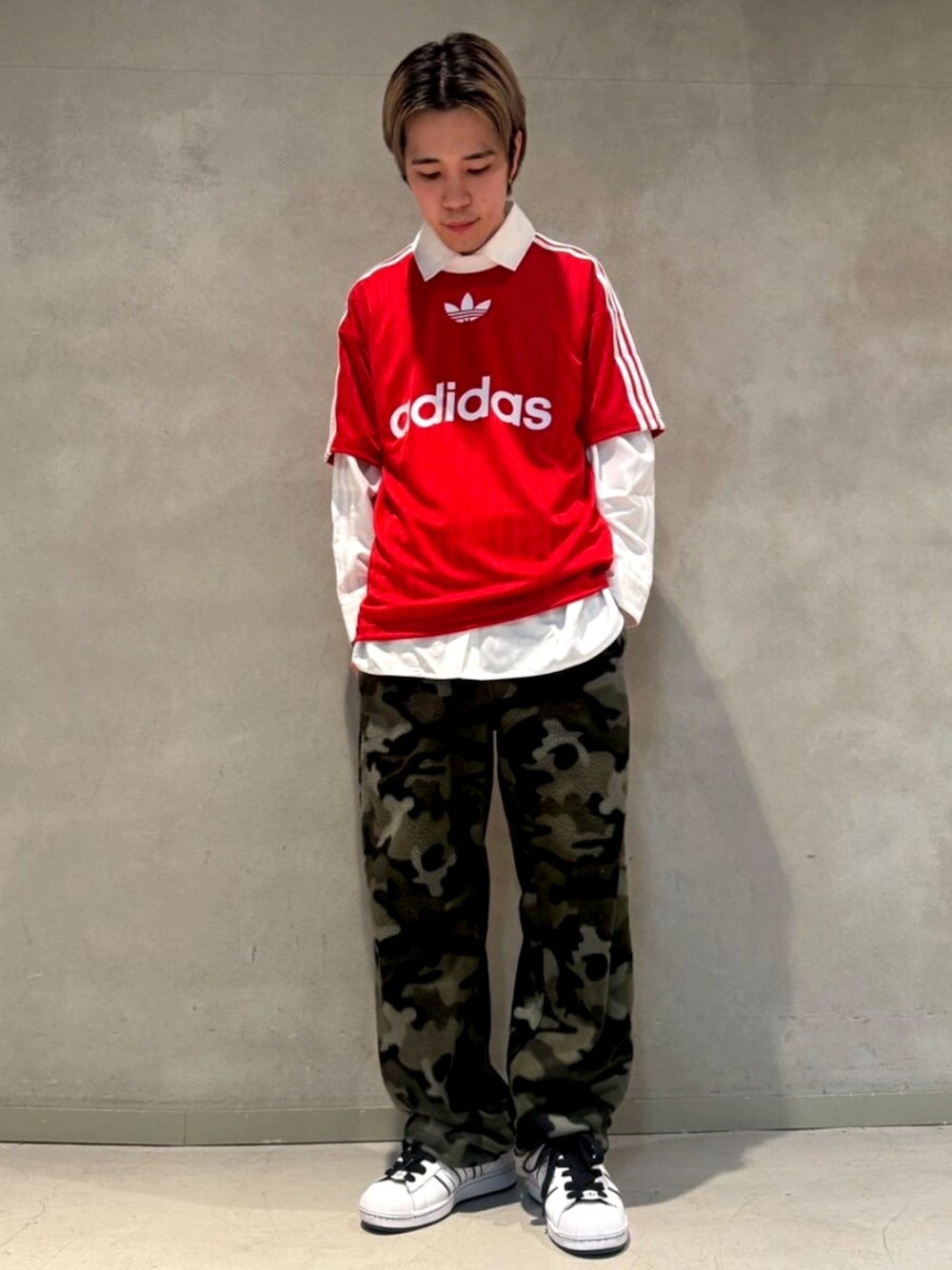 ホワイト系のスニーカー、ホワイト系のシャツ/ブラウス、レッド系のTシャツ/カットソーを着用したメンズの春コーディネートの1枚目の写真