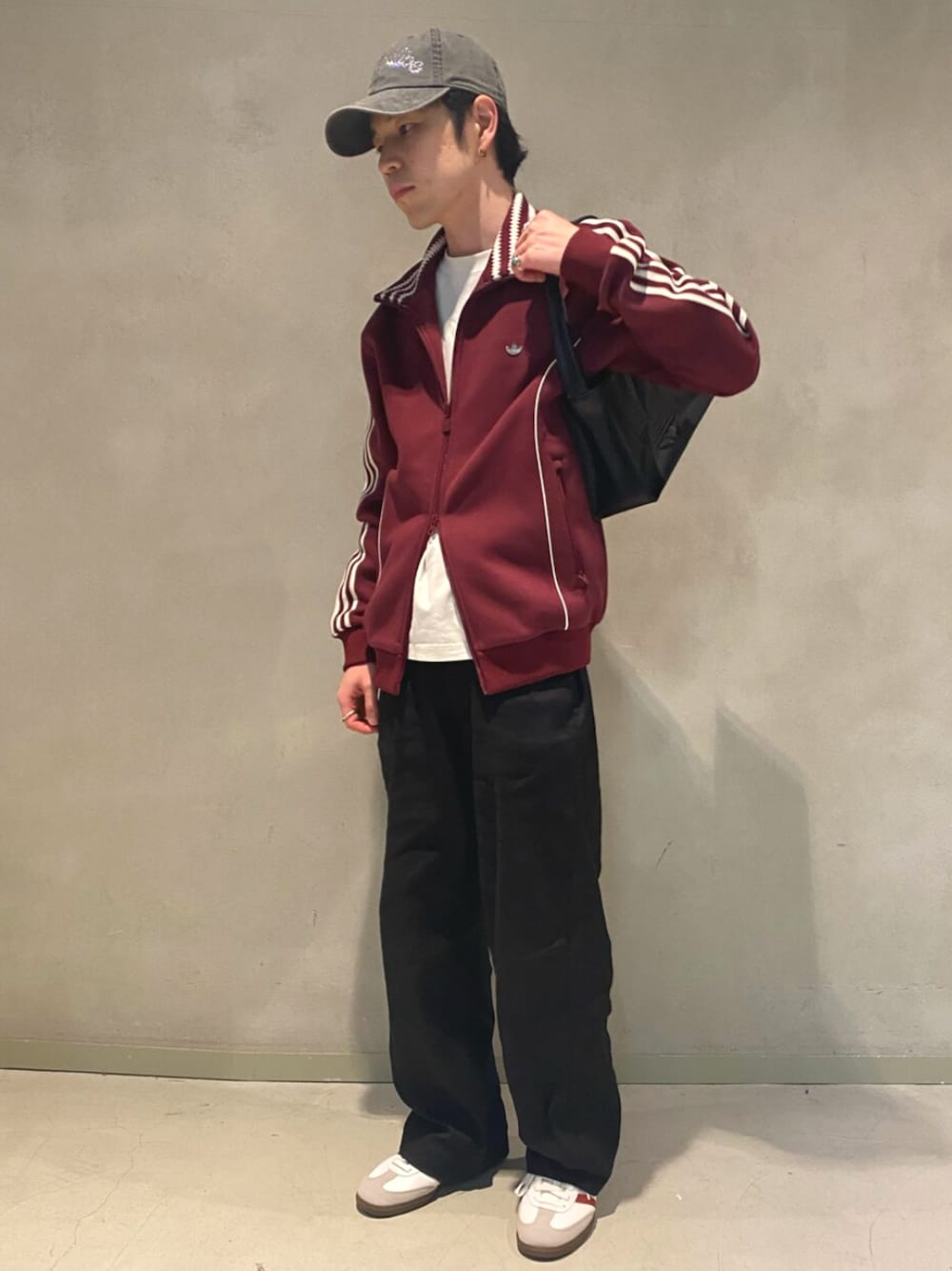 「adidas、adidas originals、アディダス、アディダスオリジナルス、スニーカー、ジャージ、アディカラー、サンバ、ローカット」｜「adidasのPREM TT / プレミアム トラックジャケット トラックトップ アディダスオリジナルス adidas Originals（ナイロンジャケット、レッド系）」を使った、Sotaさん（メンズ・167cm）の夏コーディネートの1枚目の写真