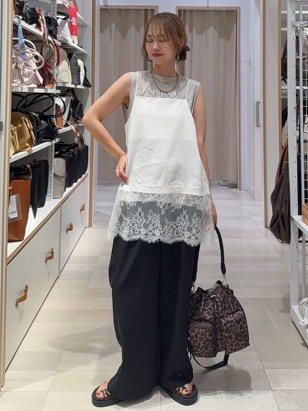 ブラック系のその他パンツ、ホワイト系のキャミソール、ブラウン系のサンダルを着用したレディースの夏コーディネートの1枚目の写真