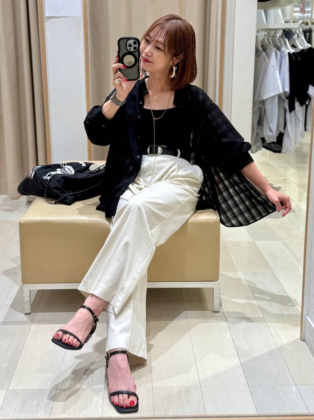 ホワイト系のその他パンツ、ブラック系のタンクトップ、ブラック系のサンダルを着用したレディースの春コーディネートの1枚目の写真