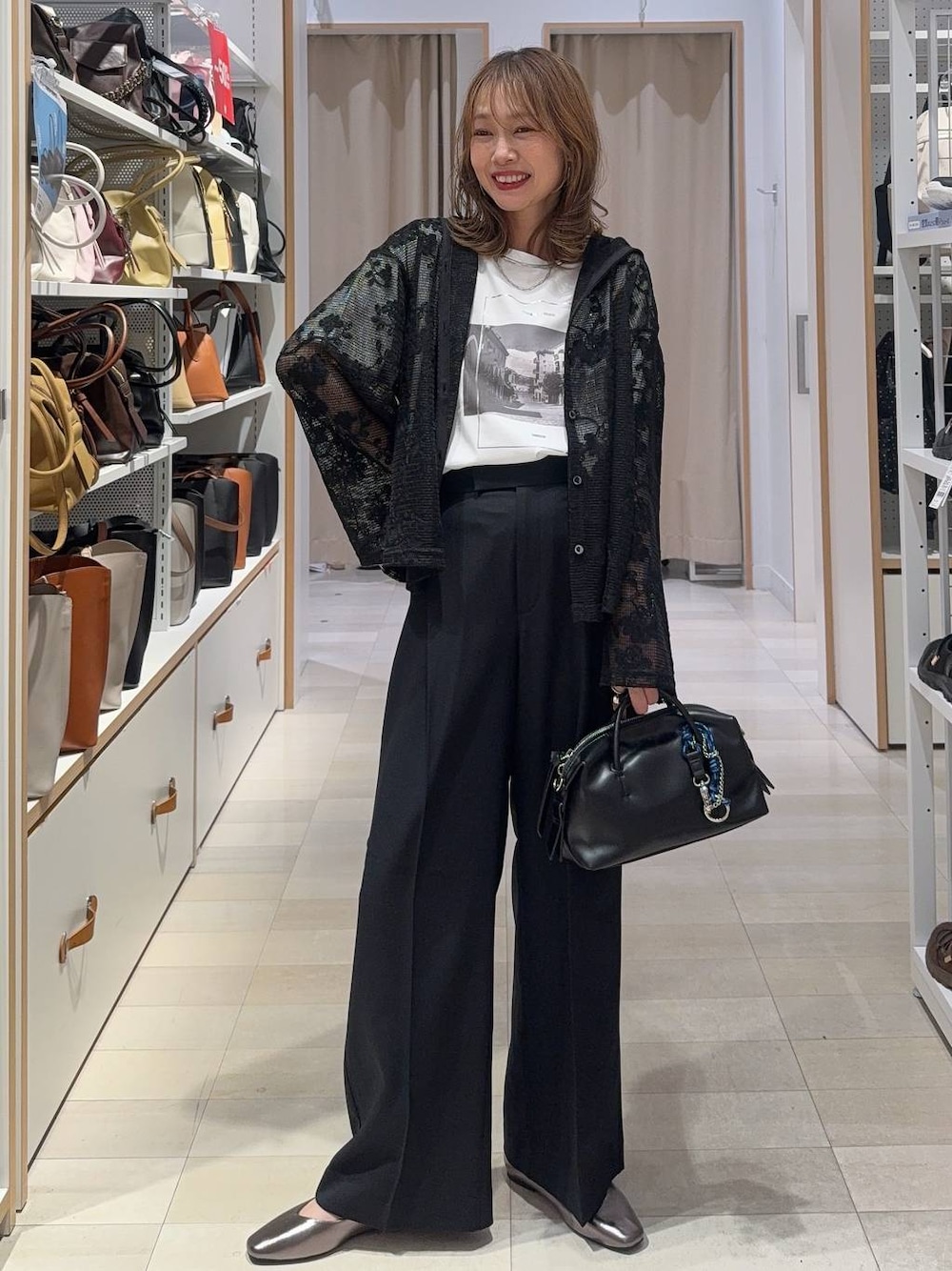 その他のパンプス、ブラック系のパーカー、ホワイト系のTシャツ/カットソーを着用したレディースの夏コーディネートの1枚目の写真