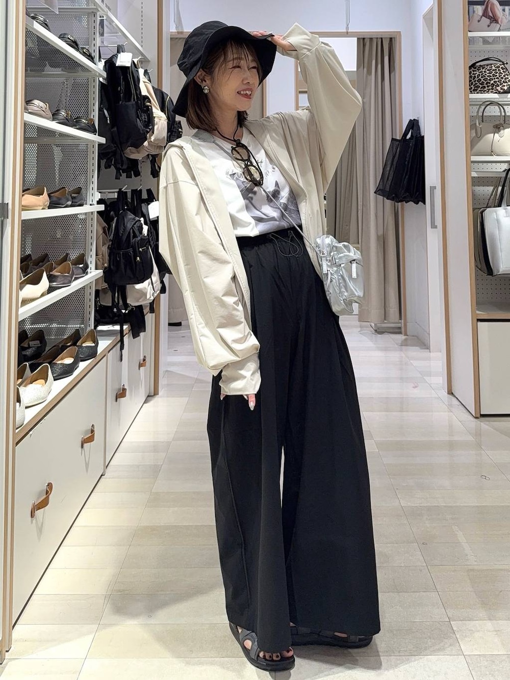 シルバー系のショルダーバッグ、グレー系のサンダル、ブラック系のその他パンツを着用したレディースの夏コーディネートの1枚目の写真