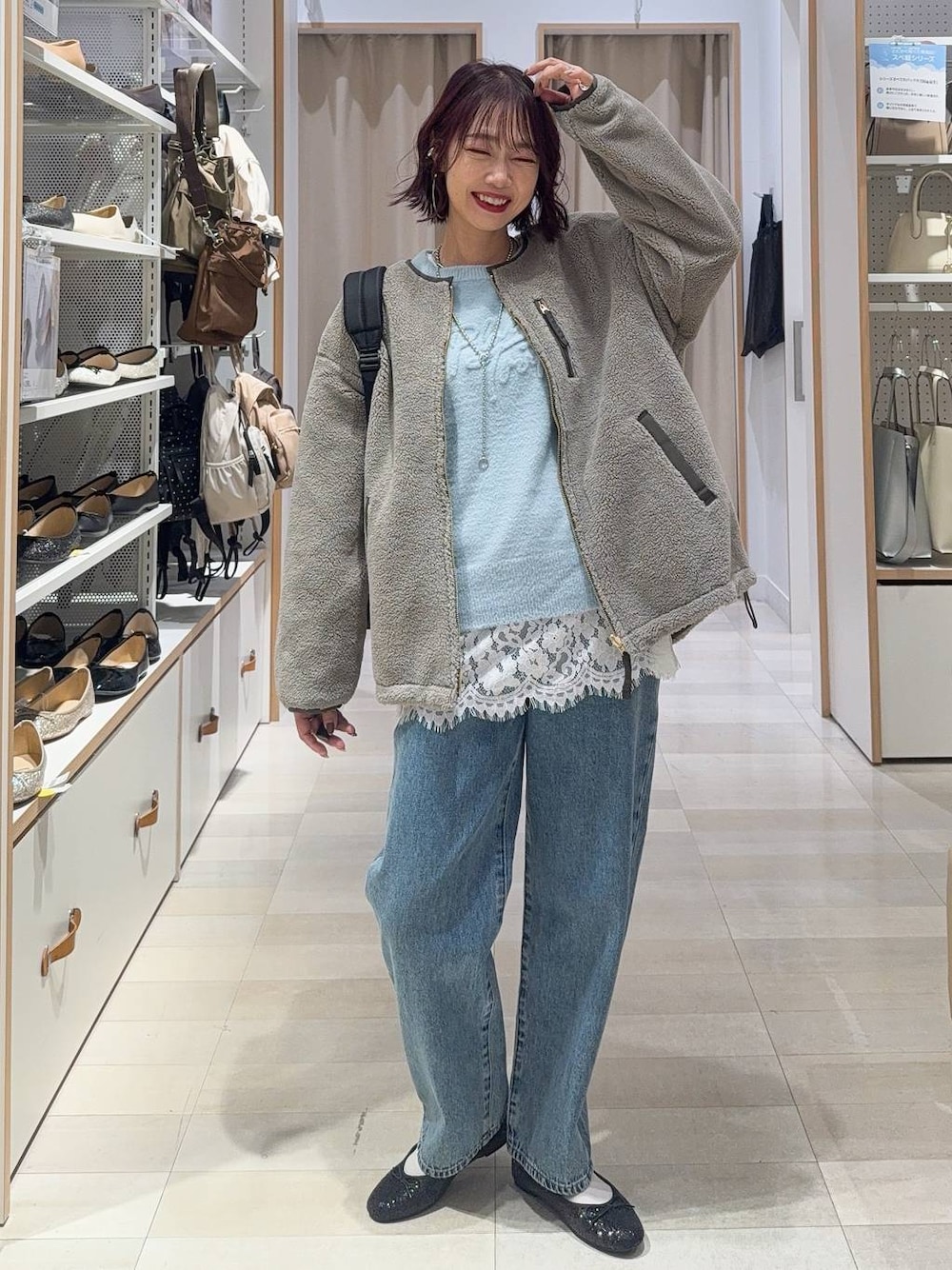 ブラック系のバレエシューズ、グレー系のブルゾン、ブルー系のデニムパンツを着用したレディースの秋コーディネートの1枚目の写真