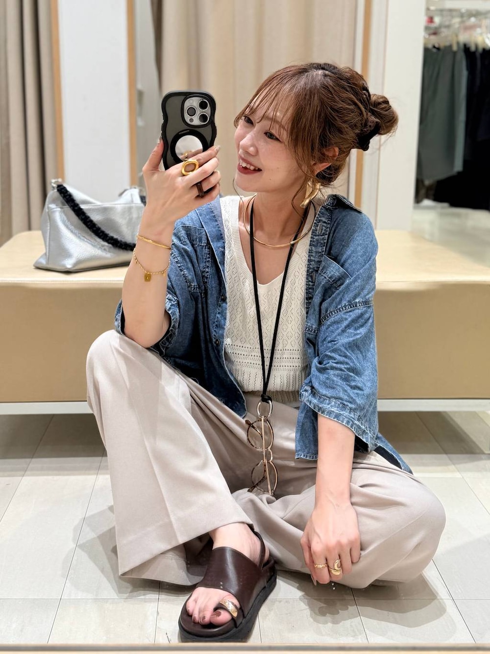 ベージュ系のその他パンツ、ホワイト系のベスト、ブルー系のシャツ/ブラウスを着用したレディースの夏コーディネートの1枚目の写真