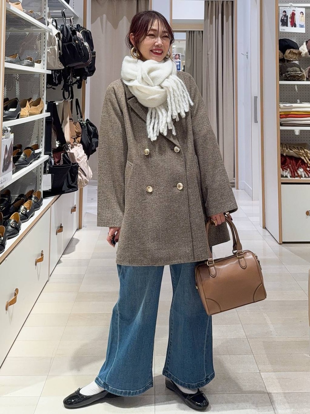 ブラック系のバレエシューズ、ブラウン系のチェスターコート、ブラウン系のニット/セーターを着用したレディースの冬コーディネートの1枚目の写真
