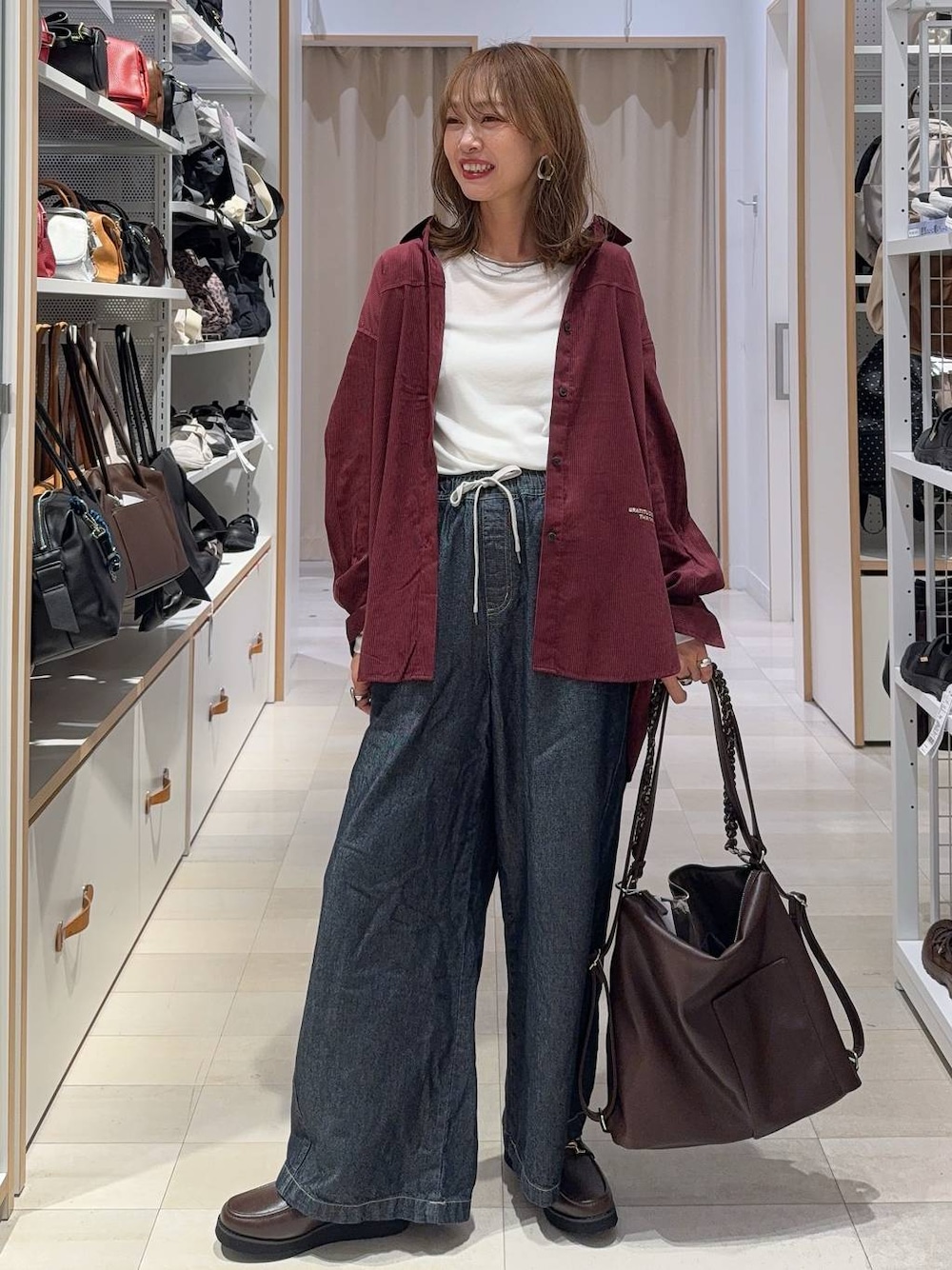 ホワイト系のTシャツ/カットソー、ブラウン系のローファー、ブラウン系のショルダーバッグを着用したレディースの秋コーディネートの1枚目の写真