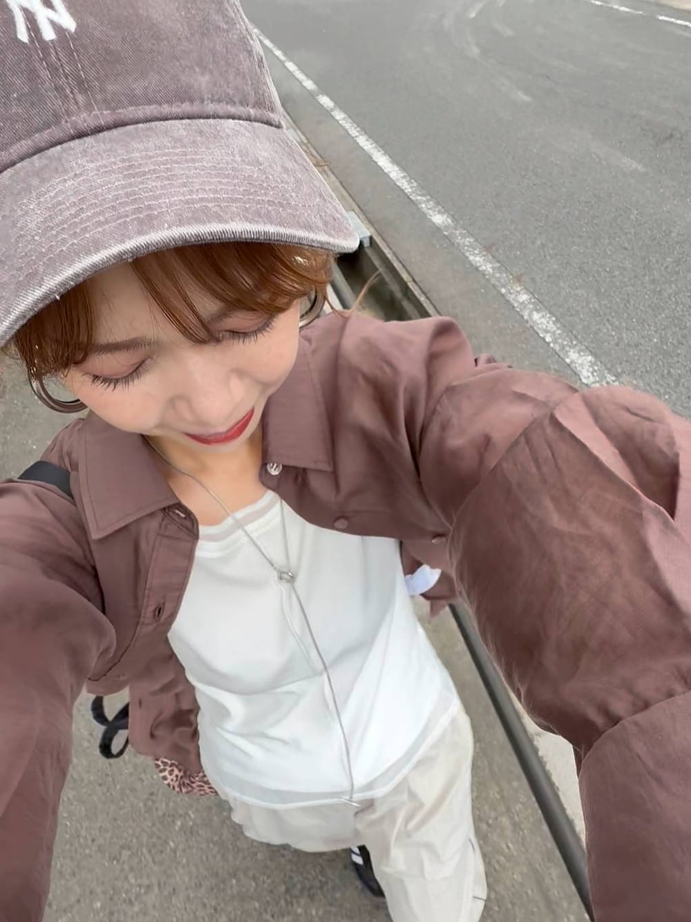 ベージュ系のその他パンツ、ブラウン系のシャツ/ブラウス、ホワイト系のTシャツ/カットソーを着用したレディースの春コーディネートの1枚目の写真