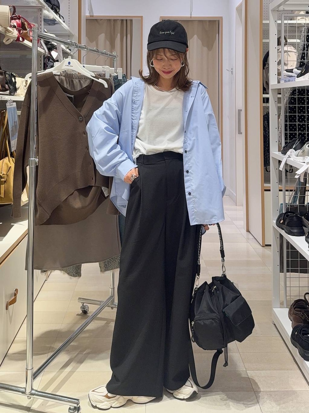 ブルー系のシャツ/ブラウス、ホワイト系のTシャツ/カットソー、ブラック系のショルダーバッグを着用したレディースの秋コーディネートの1枚目の写真