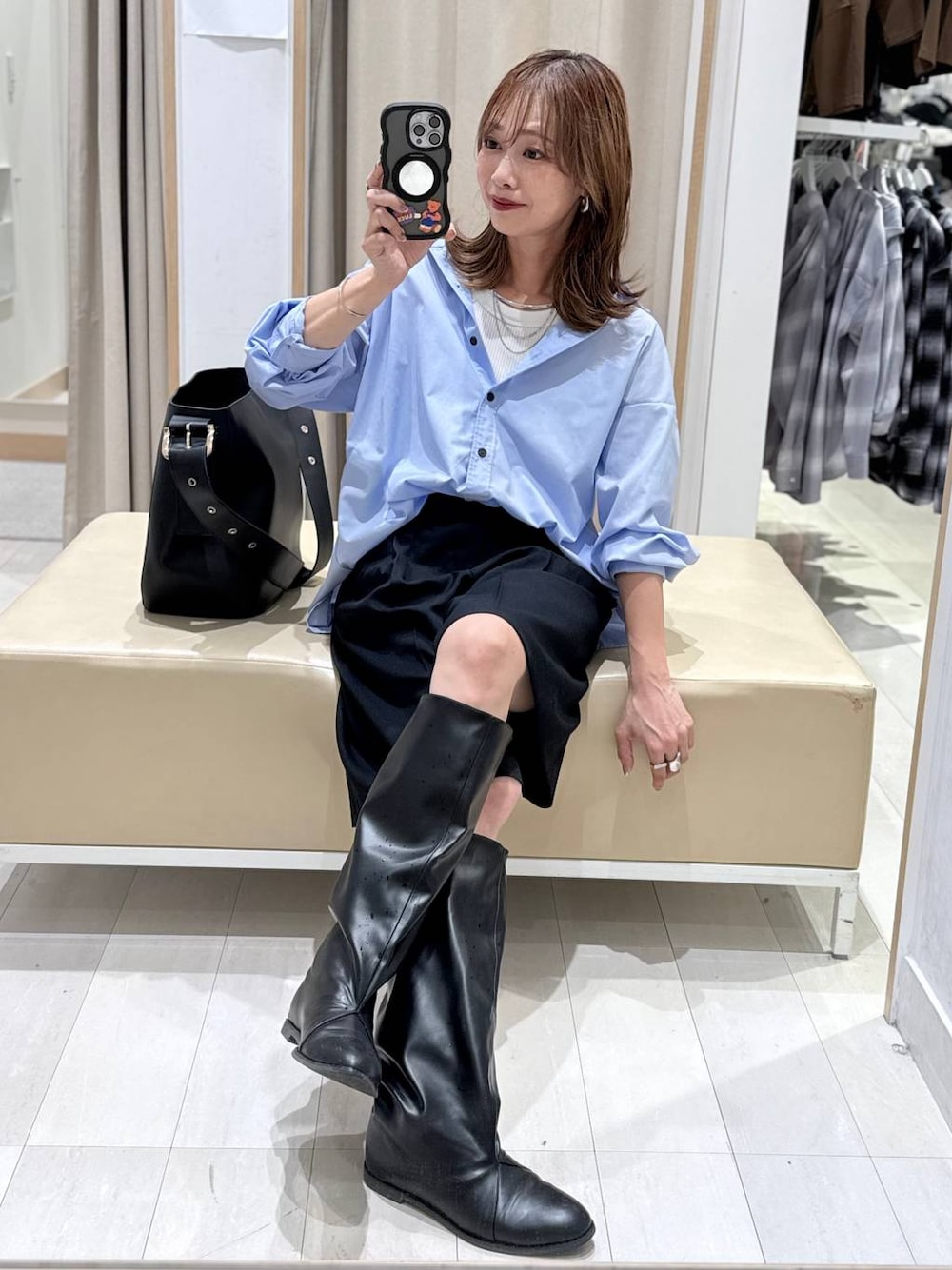 ブラック系のショルダーバッグ、ブルー系のシャツ/ブラウス、ブルー系のその他パンツを着用したレディースの秋コーディネートの1枚目の写真