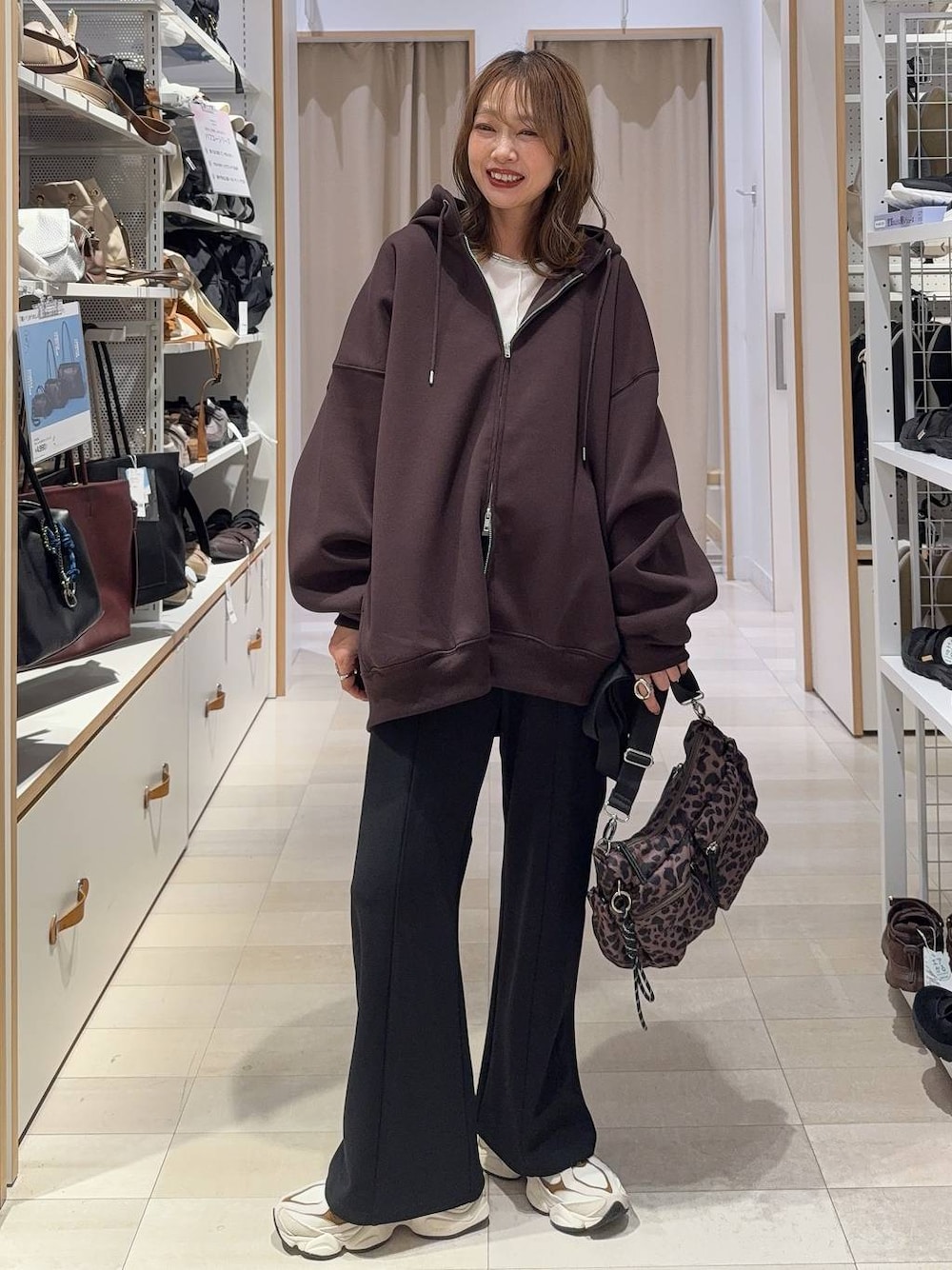 その他のショルダーバッグ、ベージュ系のTシャツ/カットソー、ブラウン系のパーカーを着用したレディースの秋コーディネートの1枚目の写真