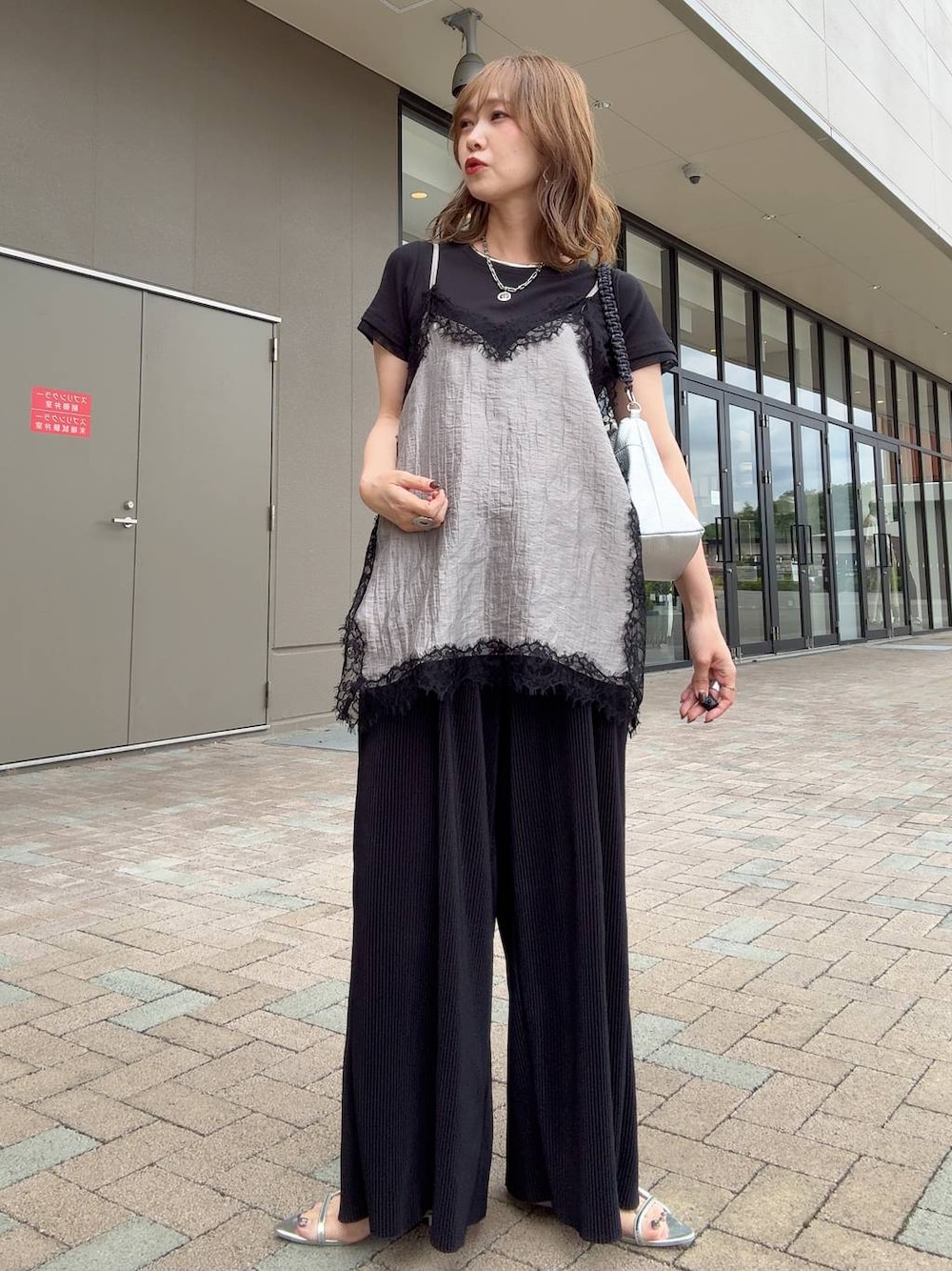 ブラック系のその他パンツ、グレー系のキャミソール、ブラック系のTシャツ/カットソーを着用したレディースの夏コーディネートの1枚目の写真