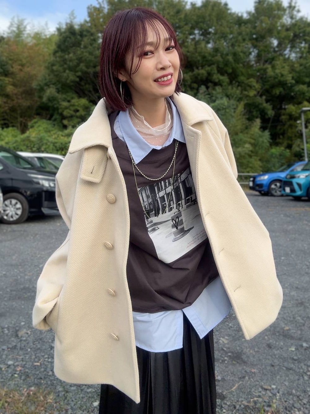 ブルー系のシャツ/ブラウス、グレー系のスウェット、ブラック系のスカートを着用したレディースの秋コーディネートの1枚目の写真