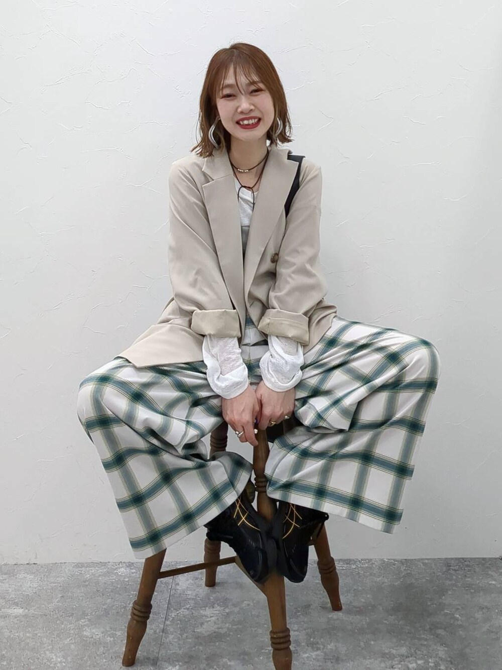 ホワイト系のTシャツ/カットソー、ブラック系のショルダーバッグ、ホワイト系のサロペット/オーバーオールを着用したレディースの春コーディネートの1枚目の写真