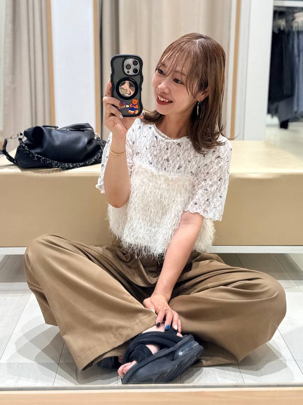 ホワイト系のキャミソール、ホワイト系のTシャツ/カットソー、ベージュ系のその他トップスを着用したレディースの夏コーディネートの1枚目の写真