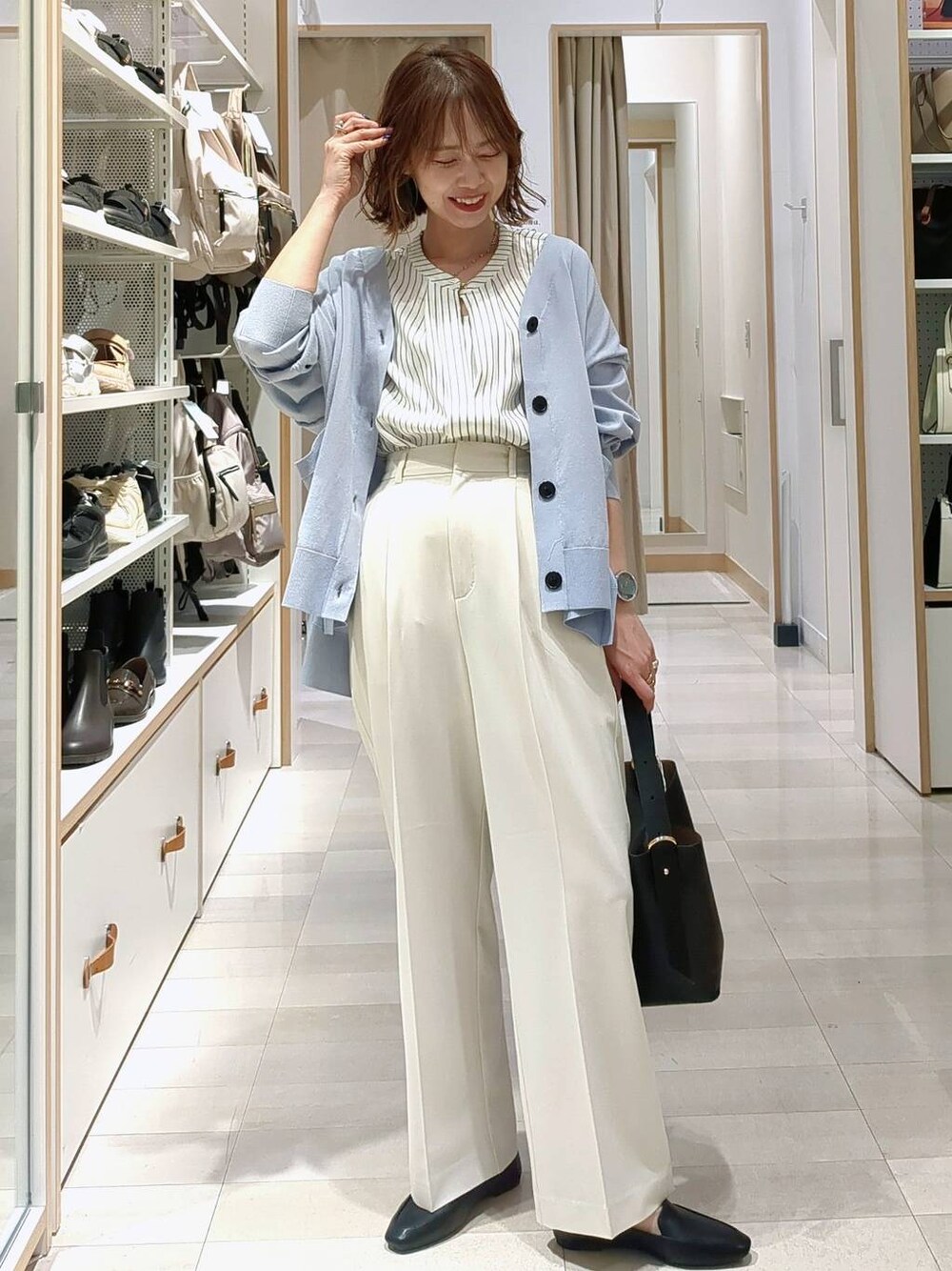 ホワイト系のその他パンツ、ブラック系のその他シューズ、ブラック系のショルダーバッグを着用したレディースの春コーディネートの1枚目の写真