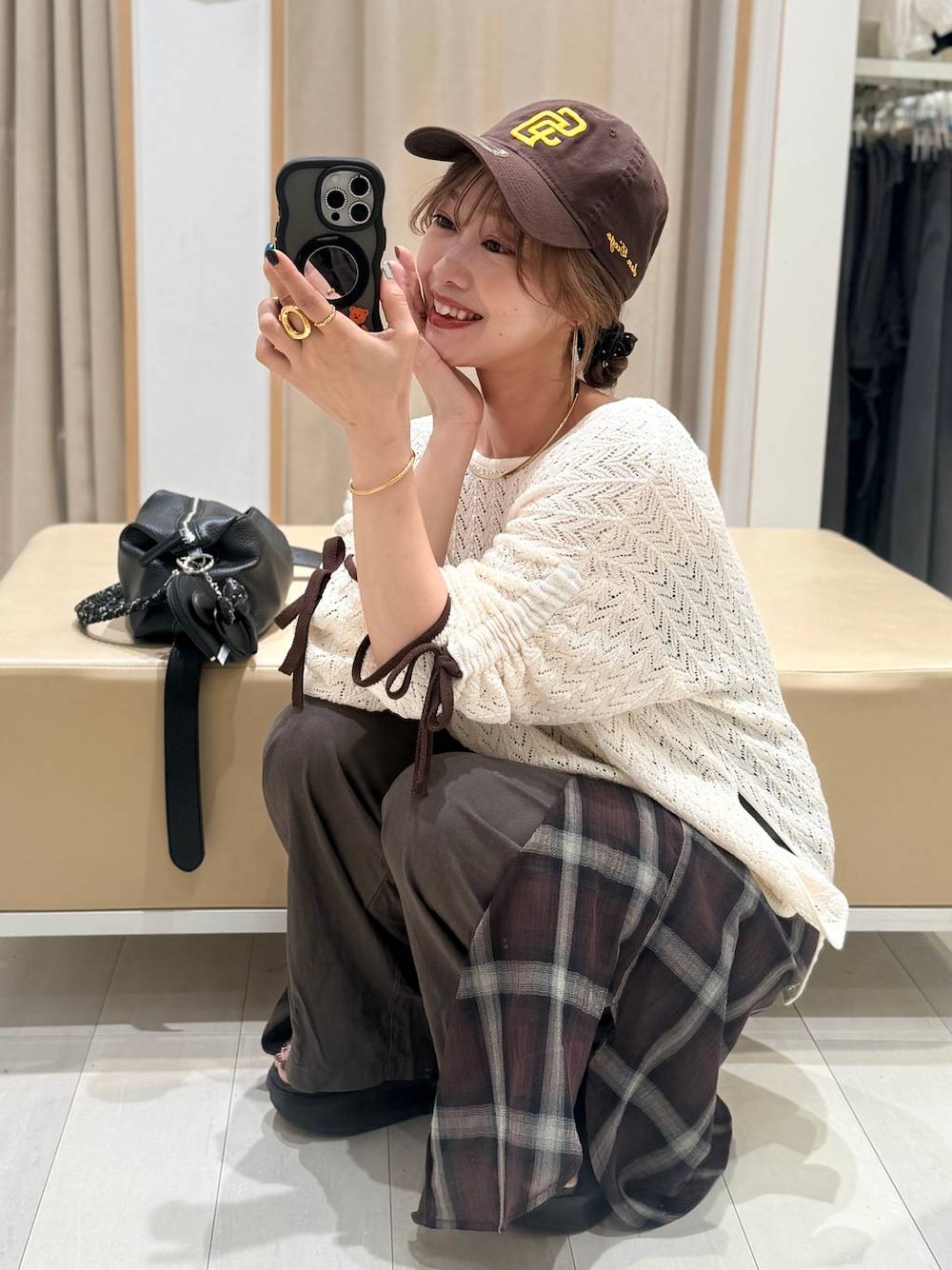 ブラウン系のその他パンツ、ブラウン系のシャツ/ブラウス、ゴールド系のネックレスを着用したレディースの夏コーディネートの1枚目の写真