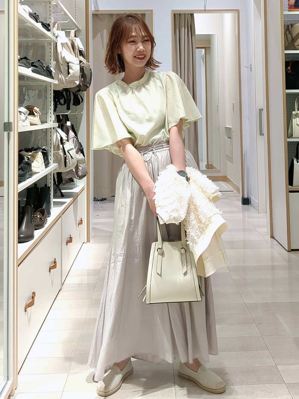 ベージュ系のその他パンツ、ホワイト系のショルダーバッグ、ホワイト系のスリッポンを着用したレディースの春コーディネートの1枚目の写真