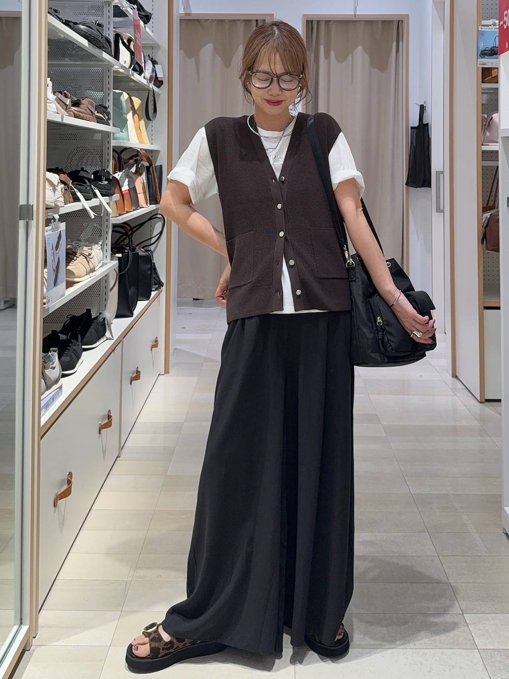 ブラック系のその他パンツ、ホワイト系のTシャツ/カットソー、ブラウン系のベストを着用したレディースの夏コーディネートの1枚目の写真