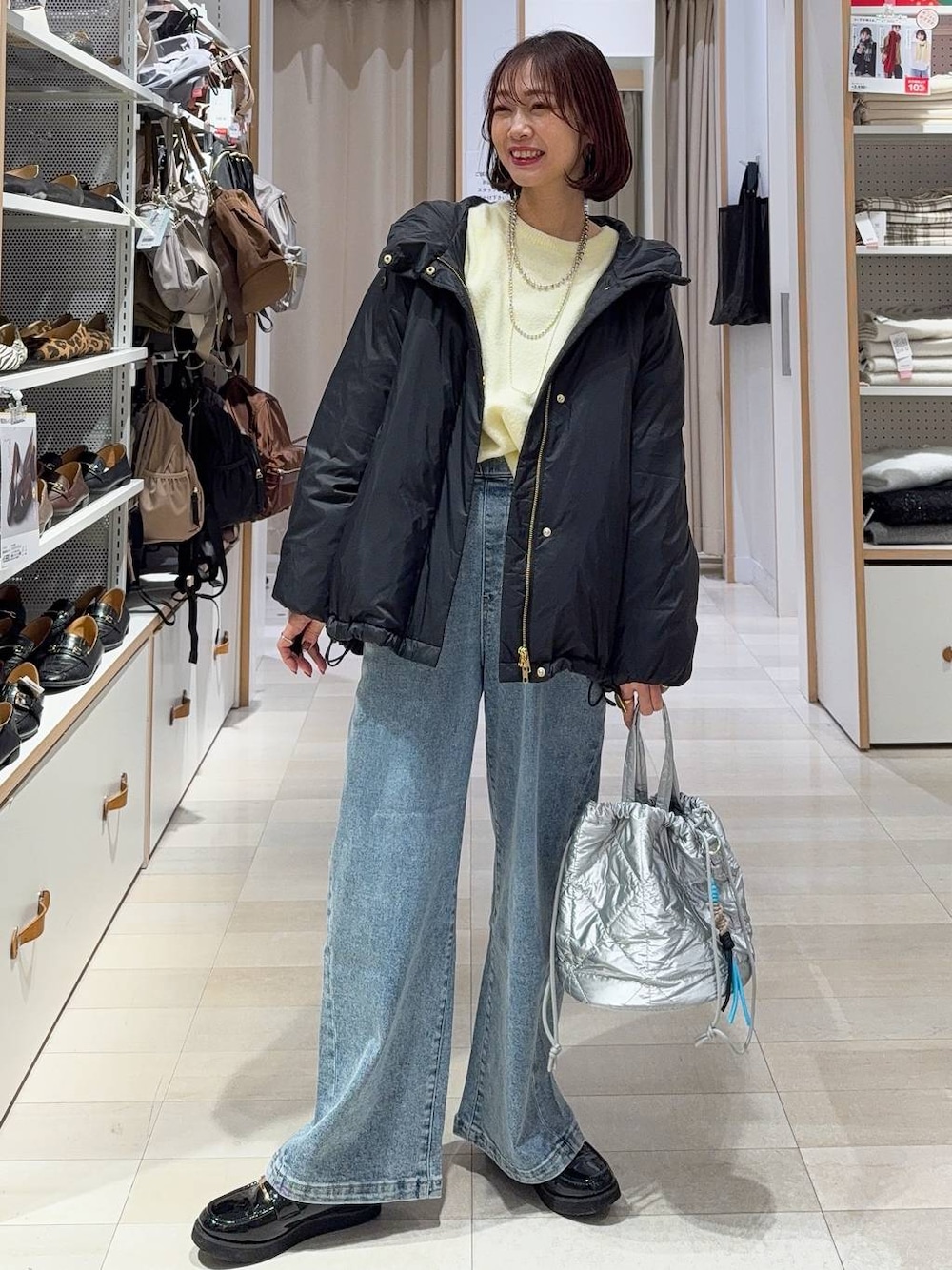 ブラック系のローファー、ブラック系のダウンジャケット/コート、シルバー系のハンドバッグを着用したレディースの冬コーディネートの1枚目の写真