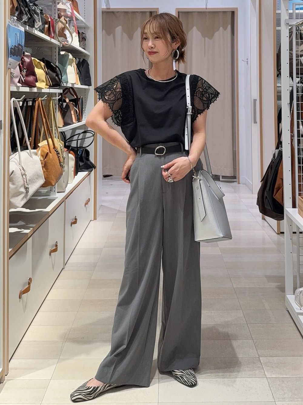 その他のパンプス、シルバー系のショルダーバッグ、グレー系のその他パンツを着用したレディースの夏コーディネートの1枚目の写真