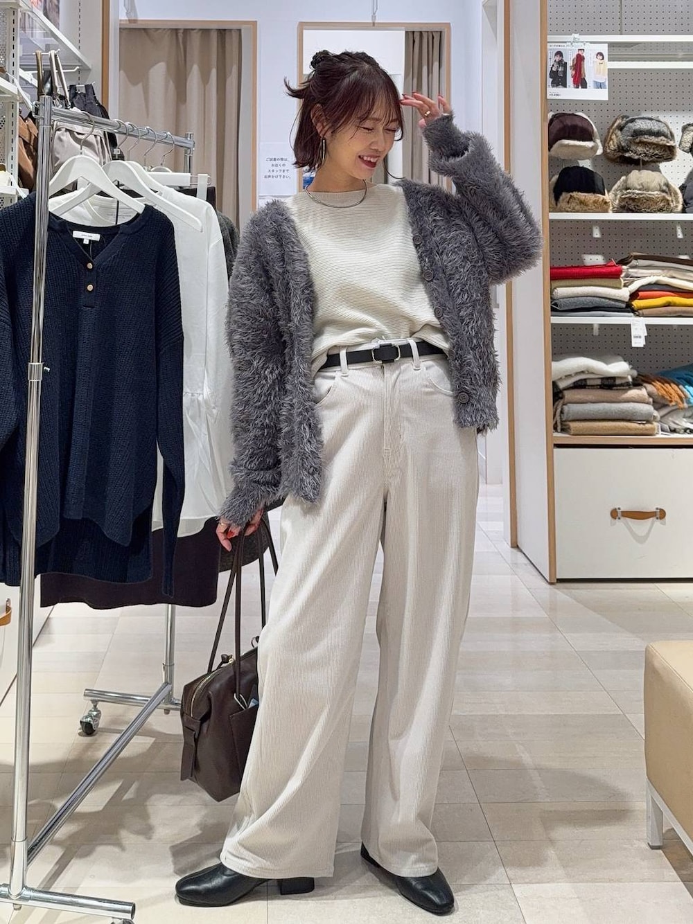 ブラウン系のボストンバッグ、グレー系のその他パンツ、グレー系のワンピースを着用したレディースの秋コーディネートの1枚目の写真