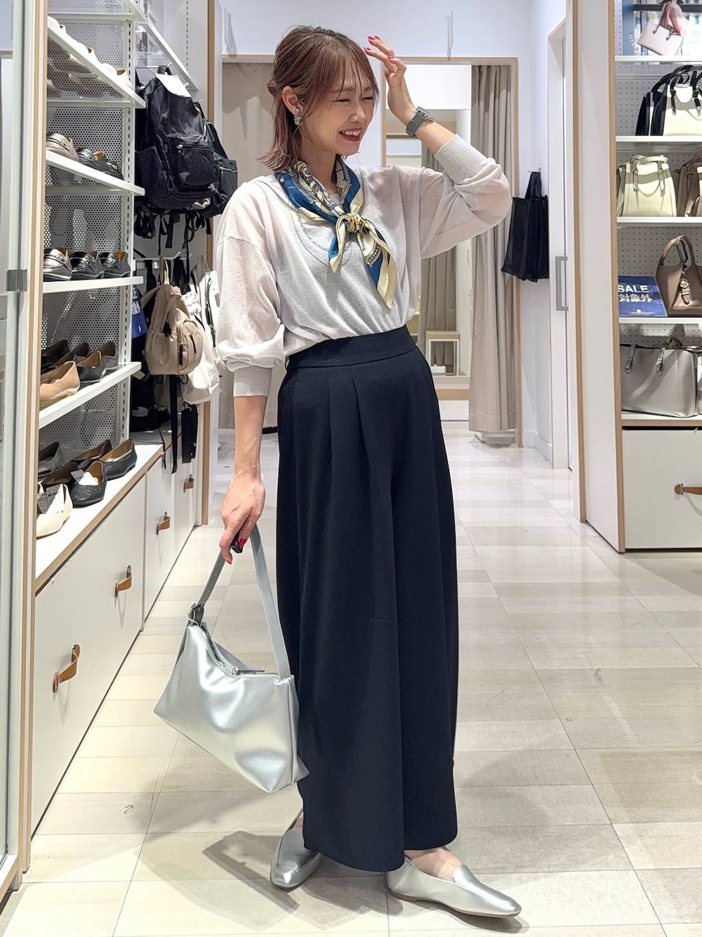 「きれいめ、ベーシック/シンプル、着痩せ・細見え、ママコーデ、体型カバー、カジュアル、GLOBAL WORK」｜「GLOBAL WORKのらくっション踏めるバブーシュ/136007（その他シューズ、シルバー系）」を使った、せこ子さん（レディース・159cm）の夏コーディネートの1枚目の写真