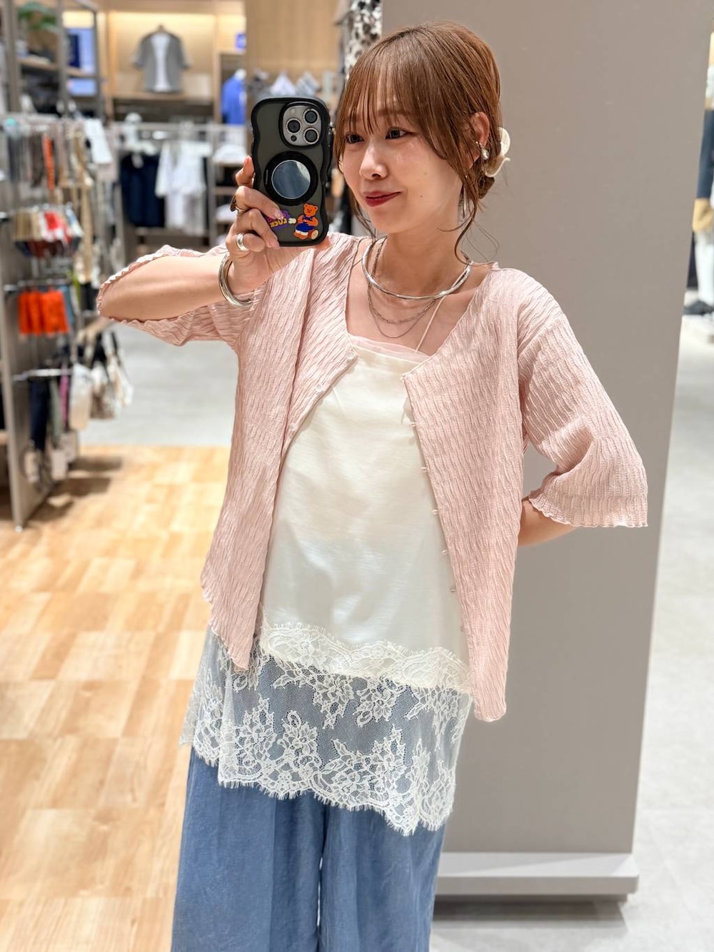 ホワイト系のキャミソール、ブルー系のデニムパンツ、シルバー系のネックレスを着用したレディースの春コーディネートの1枚目の写真