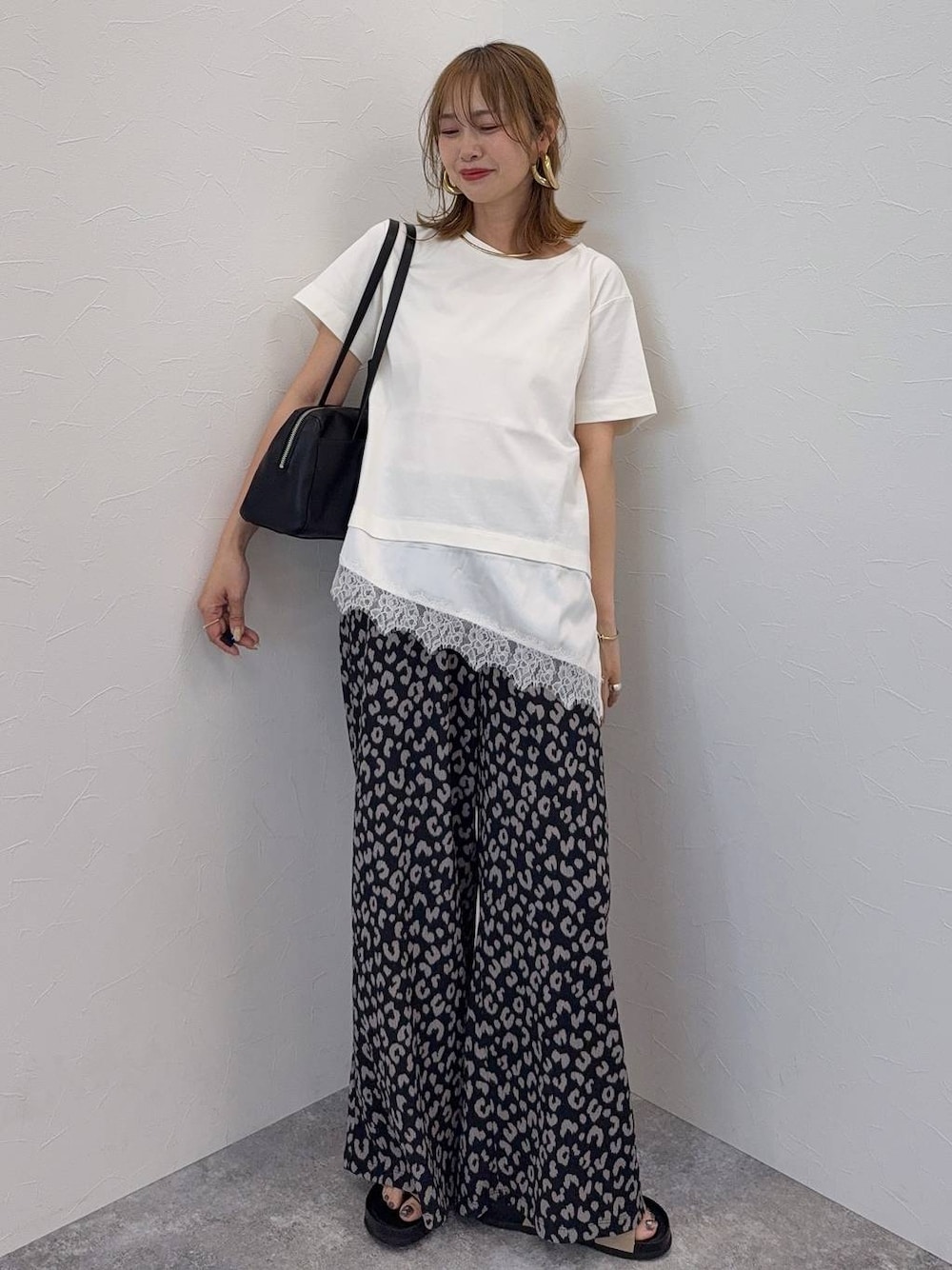 その他のその他パンツ、ブラック系のショルダーバッグ、ベージュ系のTシャツ/カットソーを着用したレディースの夏コーディネートの1枚目の写真