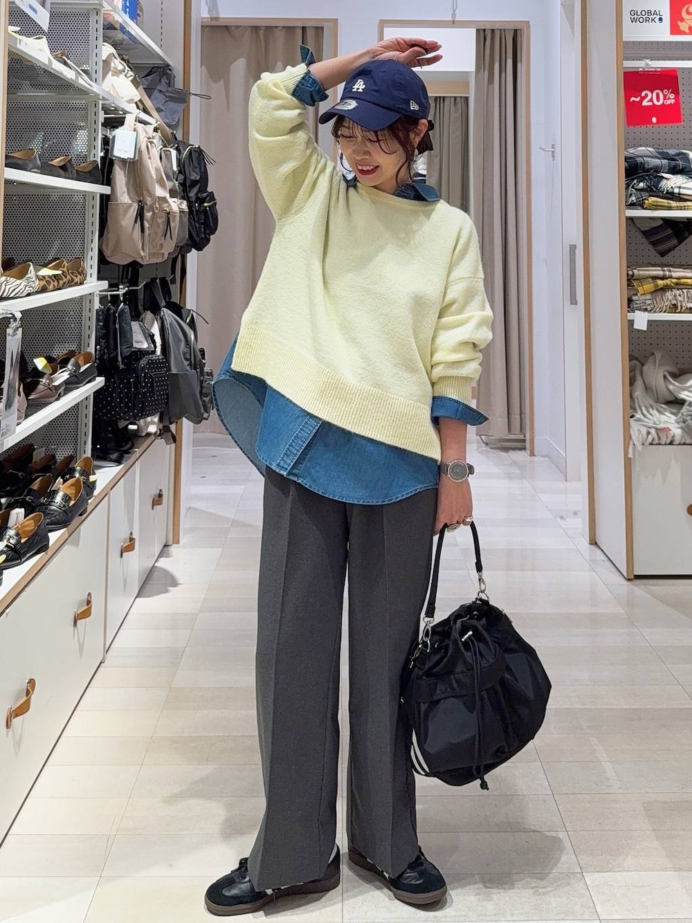 ブラック系のショルダーバッグ、ブルー系のシャツ/ブラウス、グレー系のその他パンツを着用したレディースの冬コーディネートの1枚目の写真