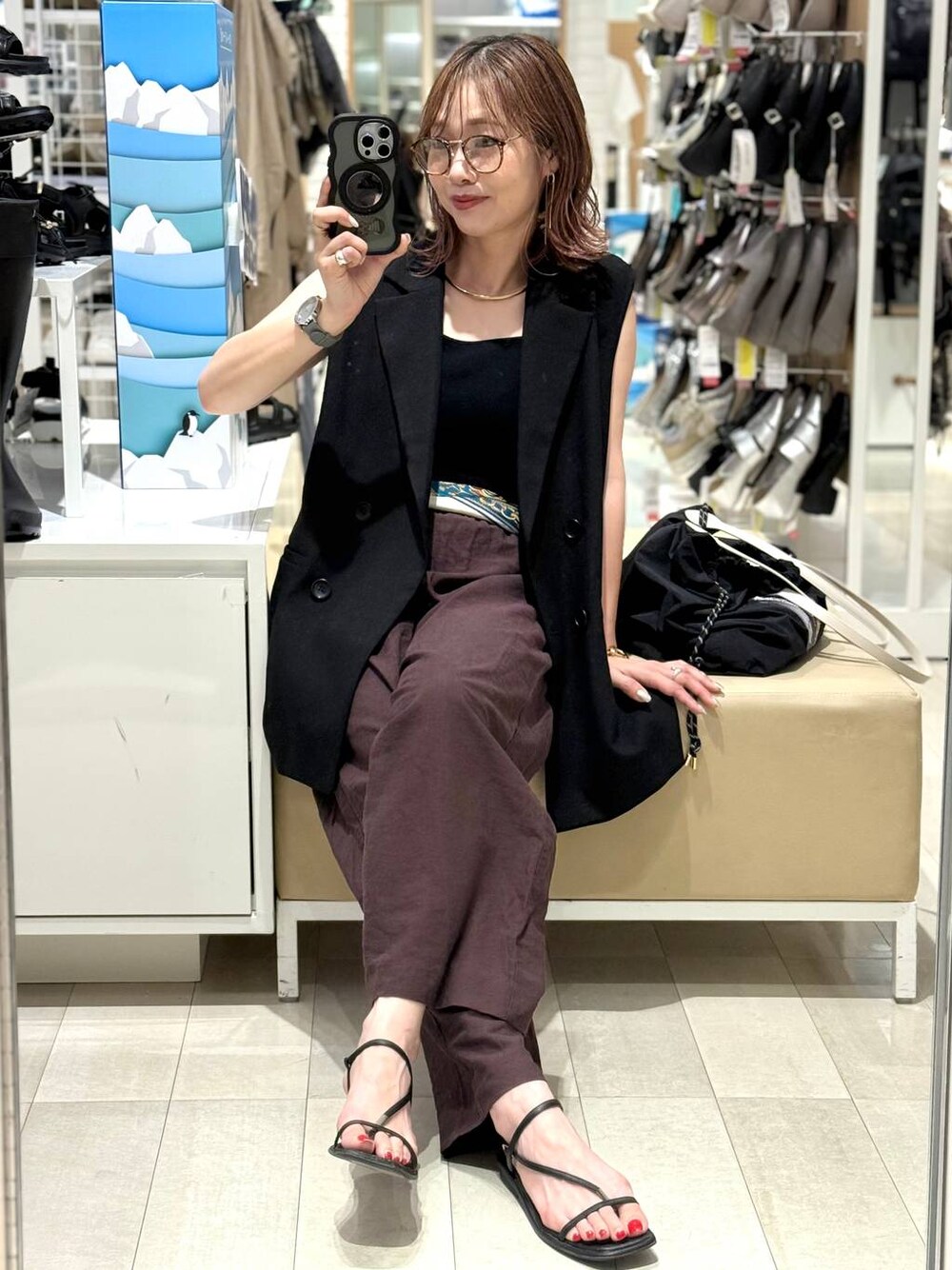 ブラック系のタンクトップ、ベージュ系のベスト、ブラウン系のその他パンツを着用したレディースの夏コーディネートの1枚目の写真