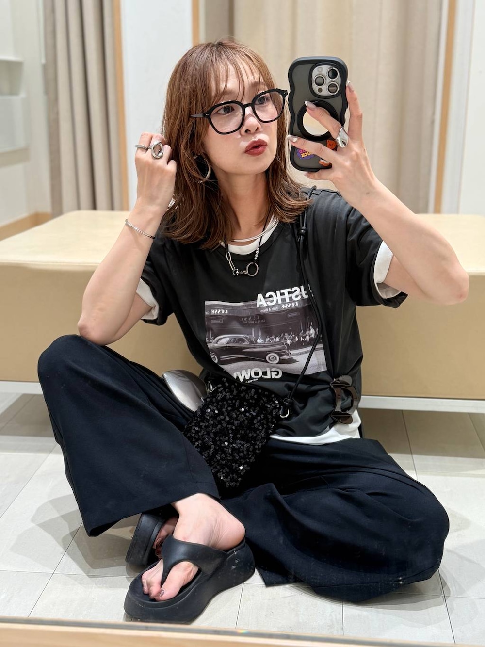 ブラック系のその他パンツ、グレー系のTシャツ/カットソー、シルバー系のネックレスを着用したレディースの夏コーディネートの1枚目の写真