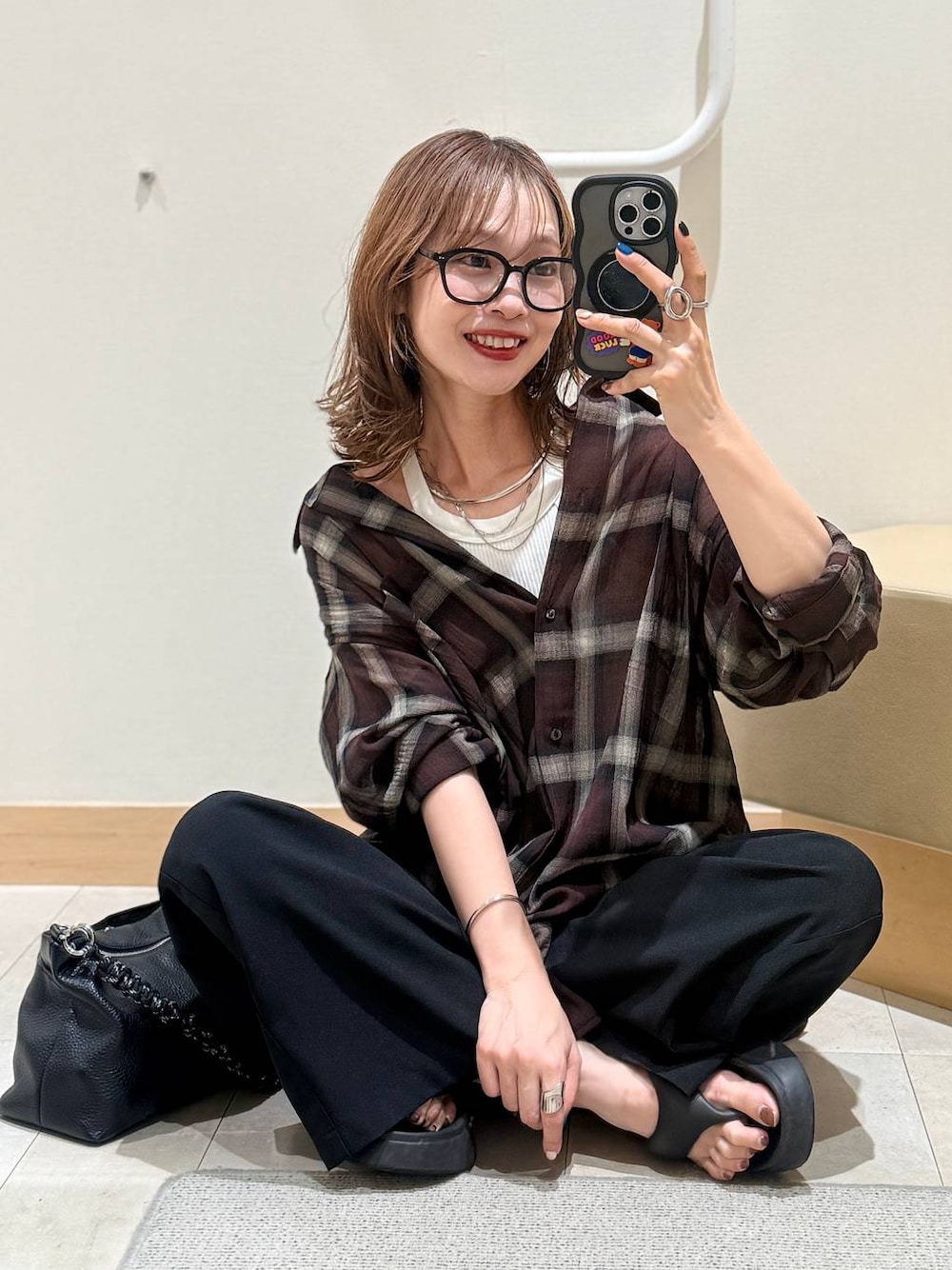 ブラック系のその他パンツ、ブラウン系のシャツ/ブラウス、シルバー系のネックレスを着用したレディースの夏コーディネートの1枚目の写真