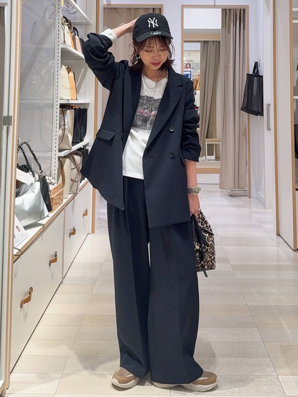 その他のショルダーバッグ、ブラウン系のその他シューズ、ブルー系のテーラードジャケットを着用したレディースの春コーディネートの1枚目の写真