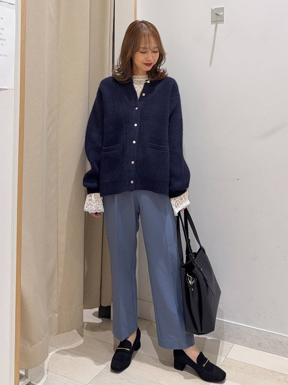 ホワイト系のTシャツ/カットソー、ブラック系のトートバッグ、ブラック系のローファーを着用したレディースの秋コーディネートの1枚目の写真