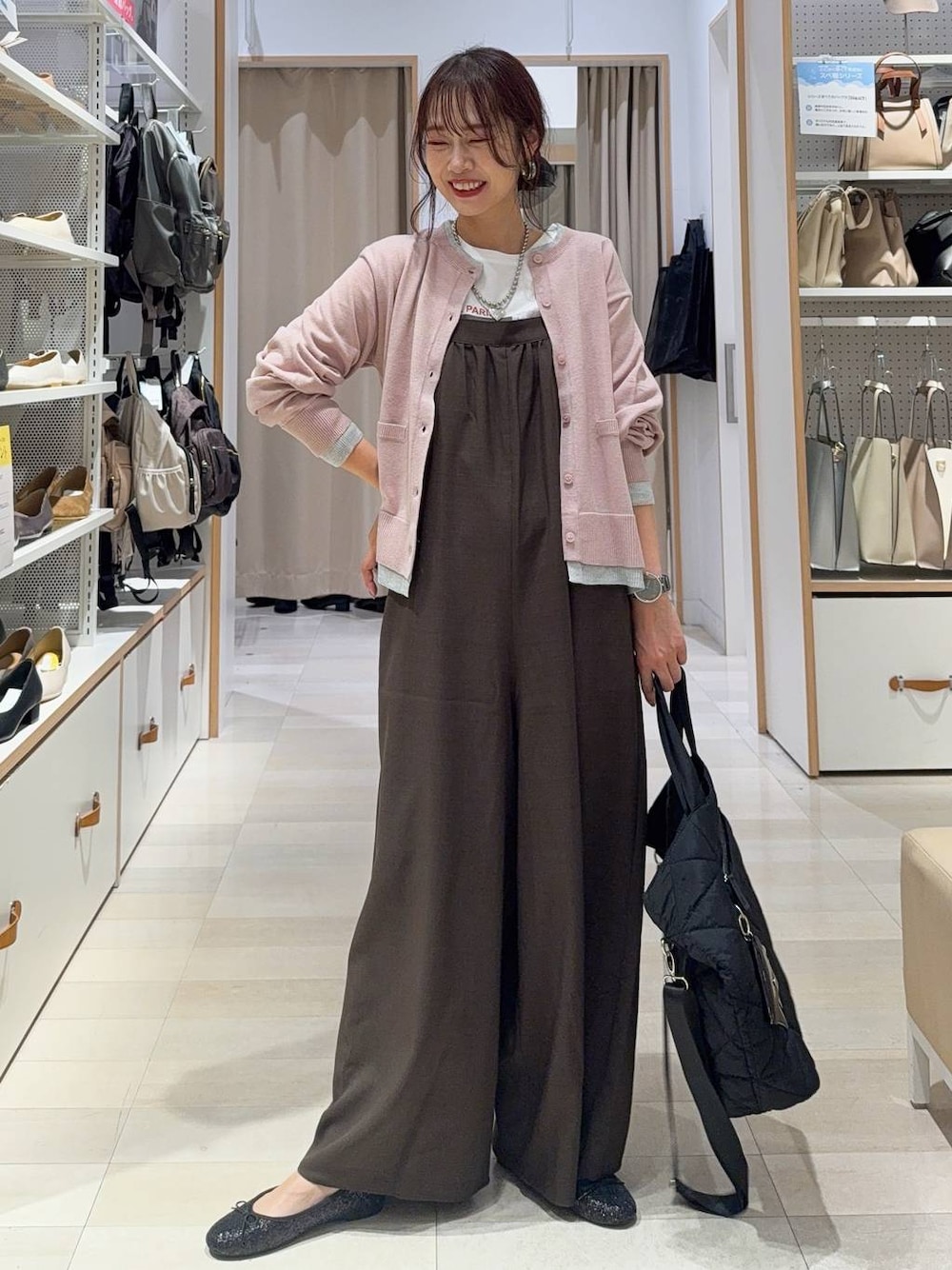 ブラック系のバレエシューズ、ブラック系のショルダーバッグ、ホワイト系のTシャツ/カットソーを着用したレディースの秋コーディネートの1枚目の写真