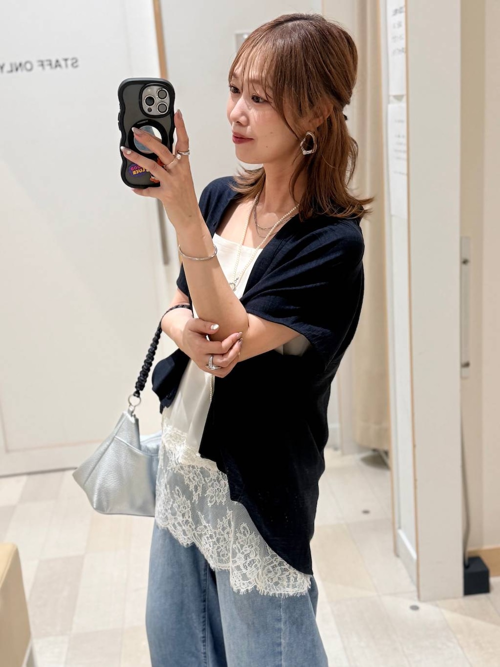 ブルー系のデニムパンツ、ホワイト系のキャミソール、ブルー系のシャツ/ブラウスを着用したレディースの夏コーディネートの1枚目の写真