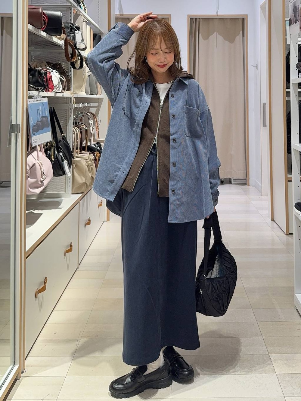 ホワイト系のTシャツ/カットソー、ブルー系のシャツ/ブラウス、ブルー系のスカートを着用したレディースの秋コーディネートの1枚目の写真