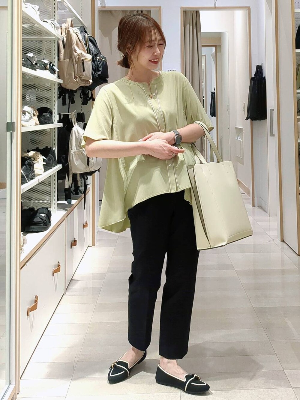 ブラック系のその他パンツ、ホワイト系のトートバッグ、その他のパンプスを着用したレディースの春コーディネートの1枚目の写真