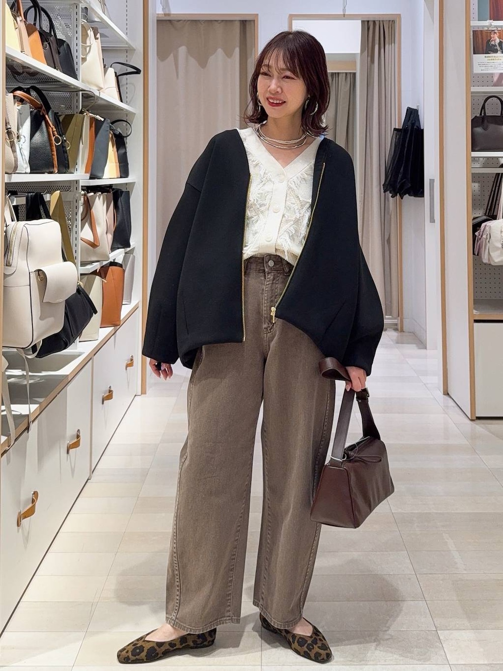 その他のパンプス、ブラック系のブルゾン、ブラウン系のデニムパンツを着用したレディースの冬コーディネートの1枚目の写真