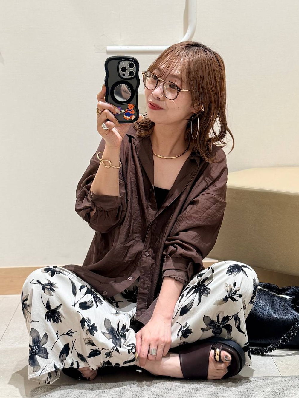 ブラウン系のキャミソール、ホワイト系のその他パンツ、ブラウン系のシャツ/ブラウスを着用したレディースの春コーディネートの1枚目の写真