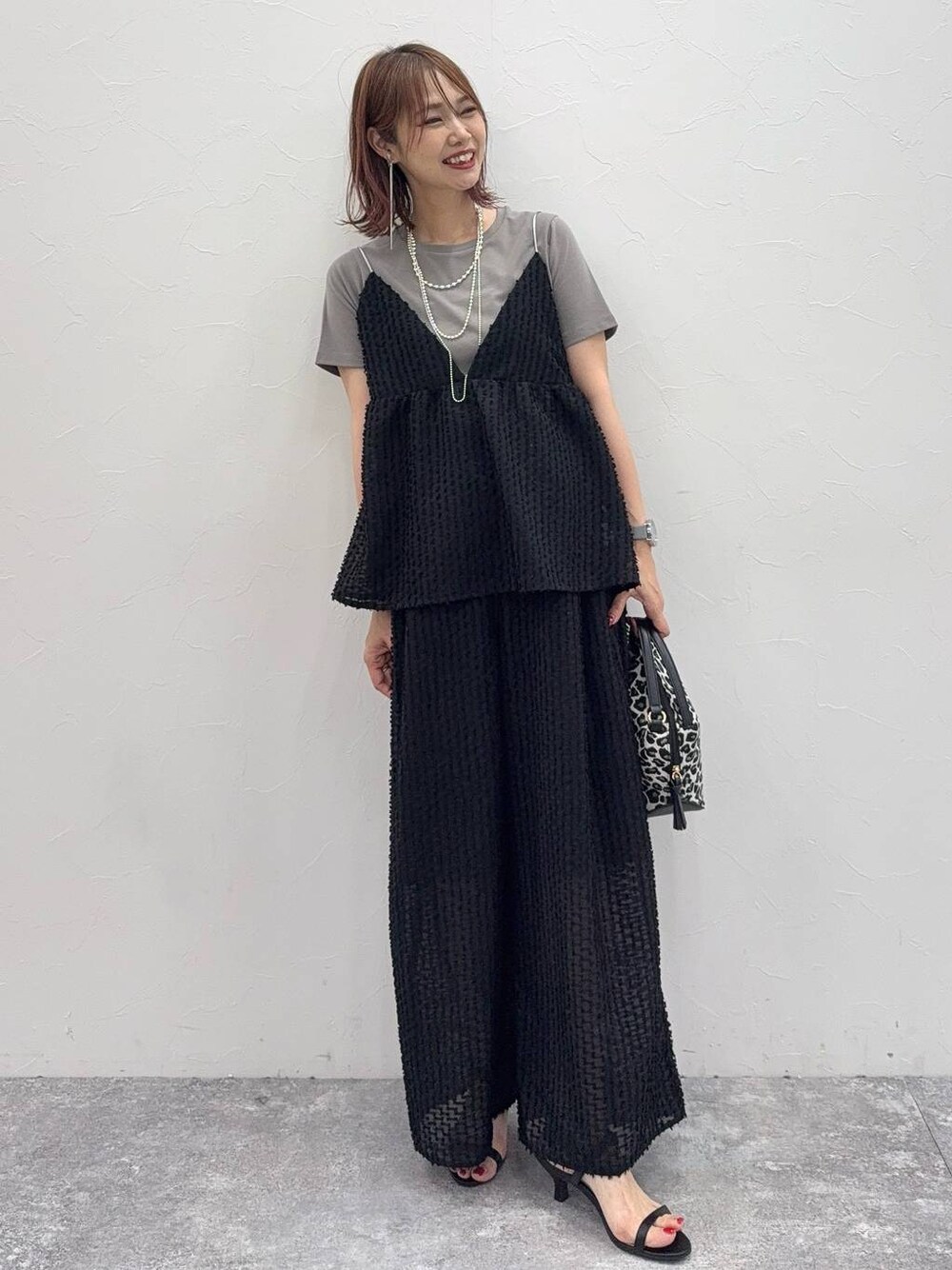 その他のショルダーバッグ、ブラウン系のTシャツ/カットソー、ブラック系のサンダルを着用したレディースの夏コーディネートの1枚目の写真