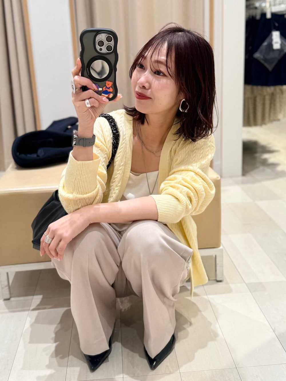 ゴールド系のタンクトップ、ブルー系のチェスターコート、イエロー系のカーディガン/ボレロを着用したレディースの冬コーディネートの1枚目の写真