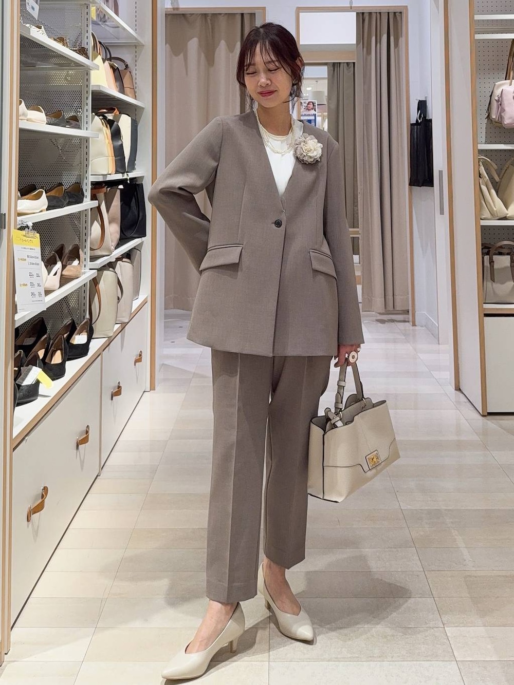 ホワイト系のパンプス、ホワイト系のシャツ/ブラウス、ブラウン系のその他パンツを着用したレディースの冬コーディネートの1枚目の写真